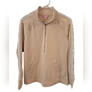 LILLY PULITZER SKIIPPER 1/2 ZIP PULLOVER W/ LACE DETAIL SLEEVES. SIZE SMALL.